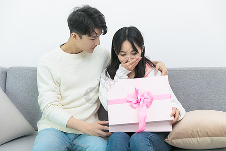 放在地上的玫瑰花特写照片  |男生偷偷给女生准备礼物500629466