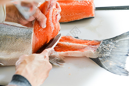 日式厨师切三文鱼背景图片