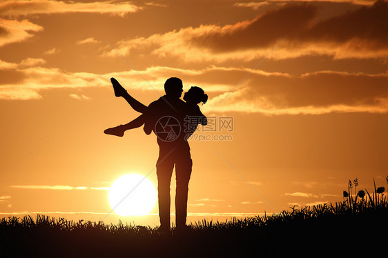 情侣在夕阳晚霞下求爱