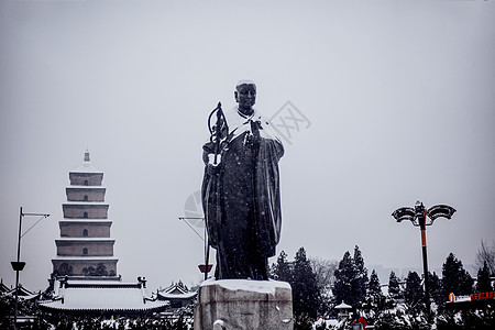 西安雪景西安玄奘法师铜像背景