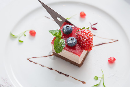 树莓慕斯蛋糕图片