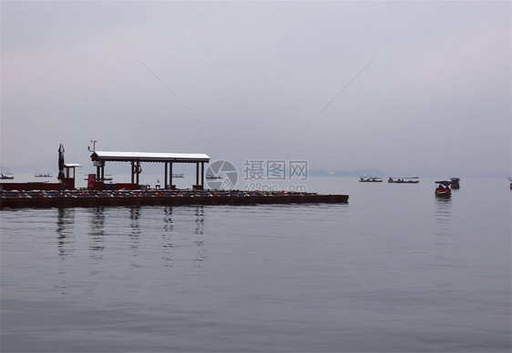 下雨下雪天的西湖图片