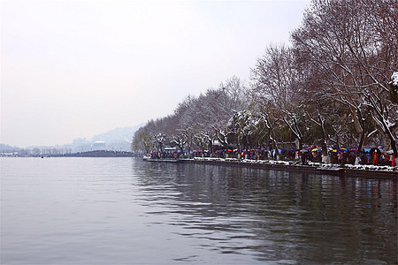 雨天打伞下雨下雪天的西湖背景