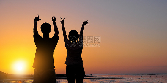 情侣在夕阳晚霞下求爱图片