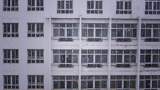 窗户外的飘雪图片