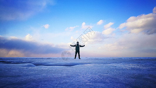 寒冷冬季雪地里的探险人高清图片