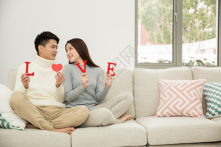 居家情侣手拿love道具图片