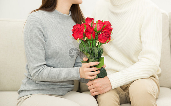 居家情侣送玫瑰花图片