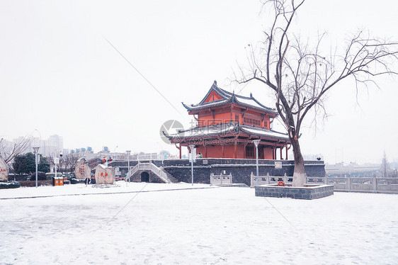 雪中的古城楼图片