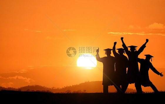 夕阳下毕业生剪影图片