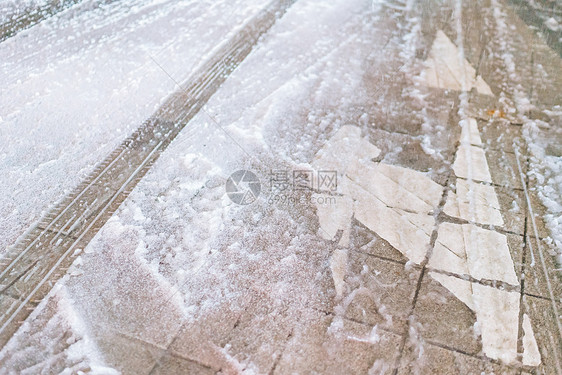 地面积雪中的车轮印图片