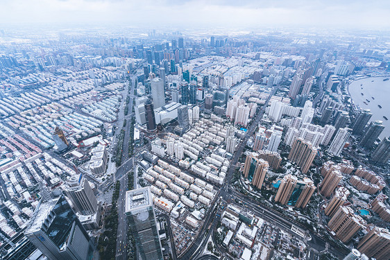 上海雨雪天气城市建筑全景图片