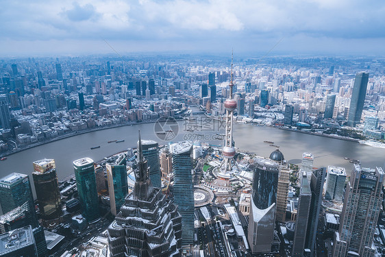 上海雨雪天气城市建筑全景图片