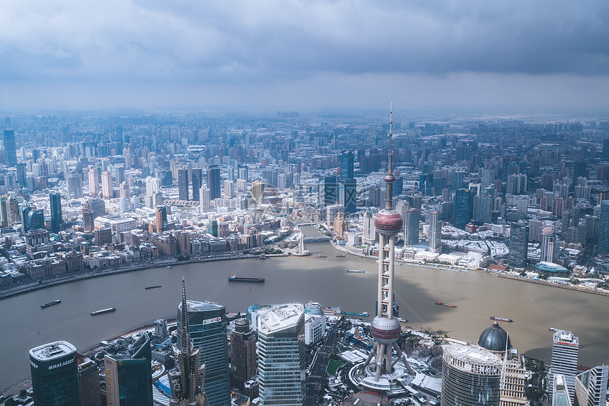 上海雨雪天气城市建筑全景图片