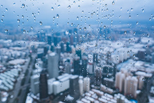 上海雨雪天气城市建筑全景图片