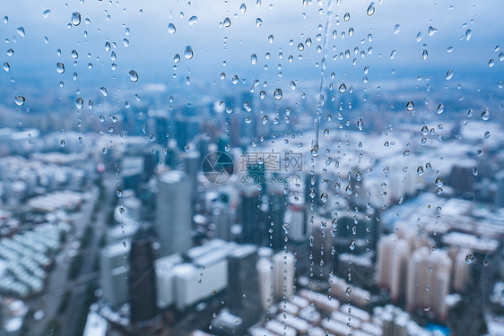 上海雨雪天气城市建筑全景图片