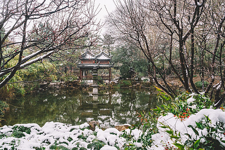 中式古典园林中的雪景背景图片