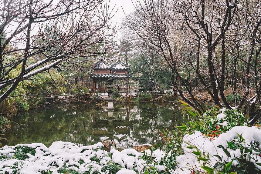 中式古典园林中的雪景图片