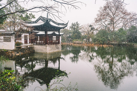 中式古典园林中的雪景图片