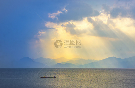 抚仙湖晨光图片