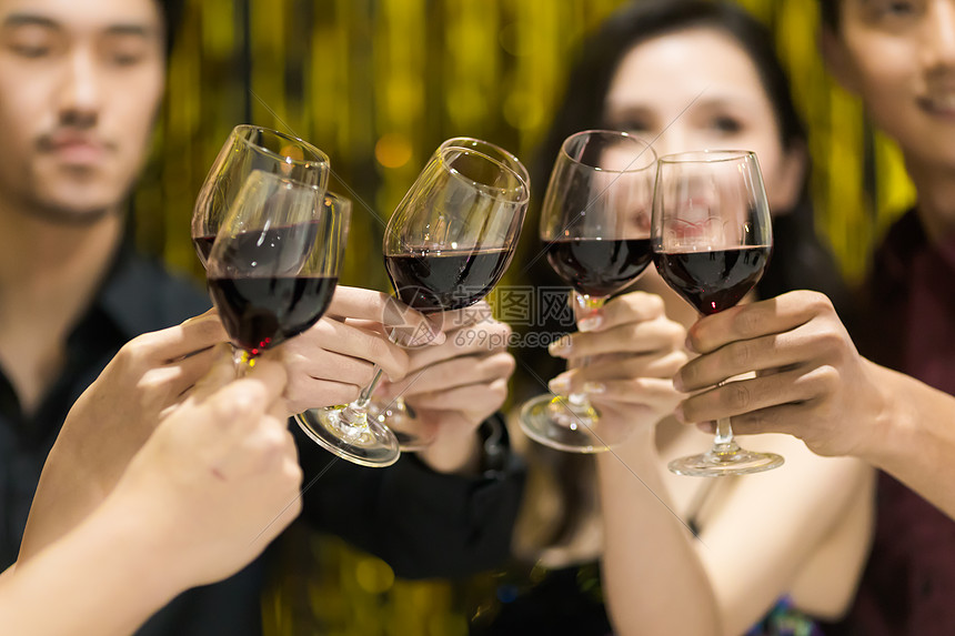 宴会上喝酒干杯高清图片下载 正版图片 摄图网