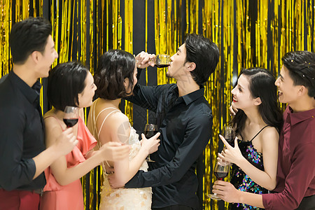 青年聚会喝酒跳舞图片
