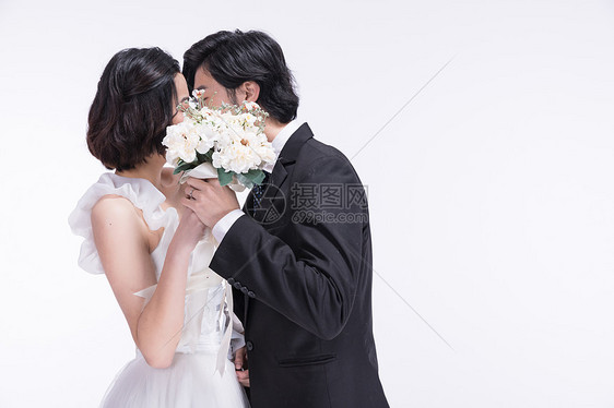 身着西式礼服的年轻夫妻接吻图片