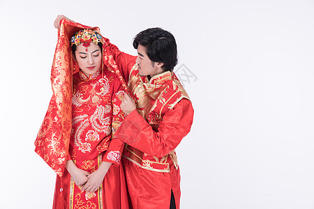身着中式礼袍的年轻夫妻高清图片
