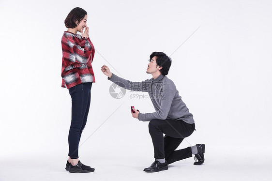 年轻夫妻求婚图片