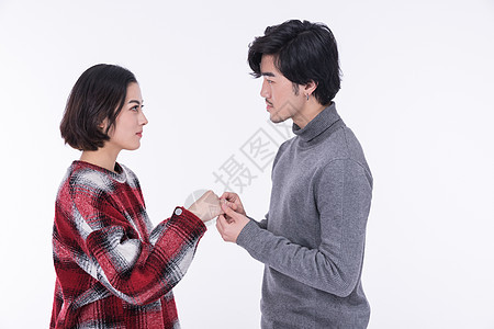年轻夫妻求婚戴戒指图片