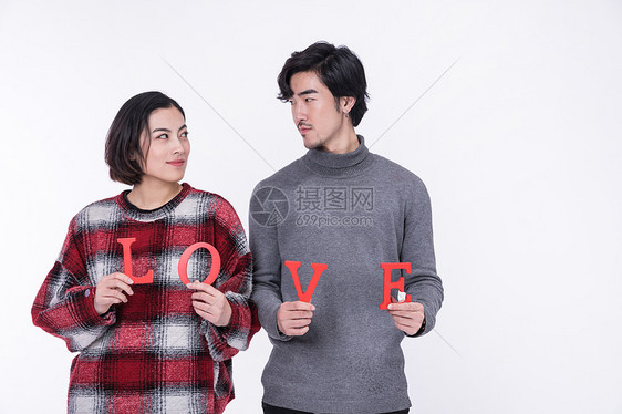 幸福的情侣手拿LOVE图片