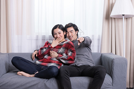 依偎在沙发上的年轻情侣图片素材