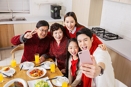 一家人新年吃团圆饭开心自拍图片