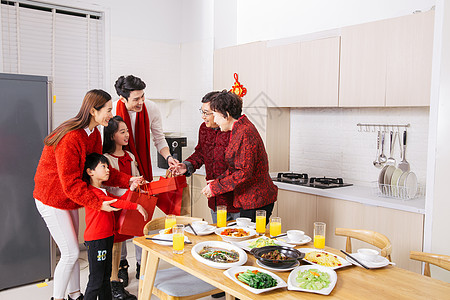 新年一家人年夜饭送礼物图片