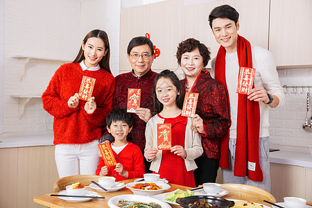 一家人新年年夜饭手持红包背景图片