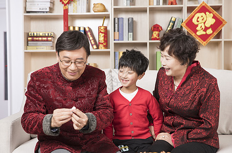 新年爷爷奶奶给孙子喂食图片