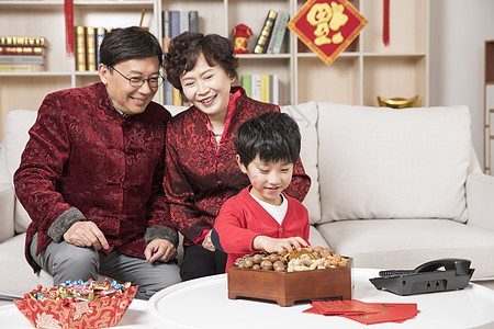 新年爷爷奶奶给孙子喂食图片