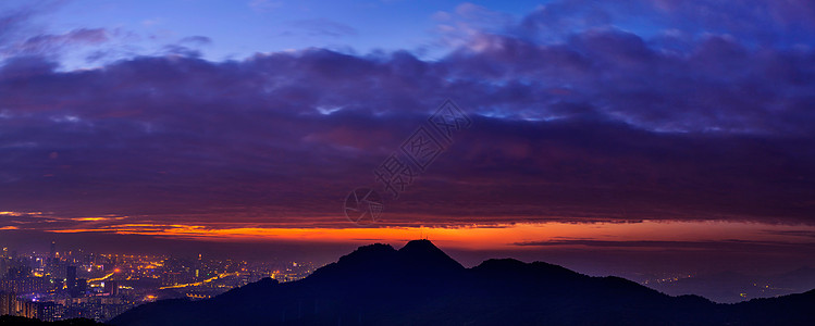 城市夜景剪影晚霞山脉城市夜景全景背景