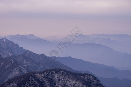 湖北武当山冬日山峦雪景图片