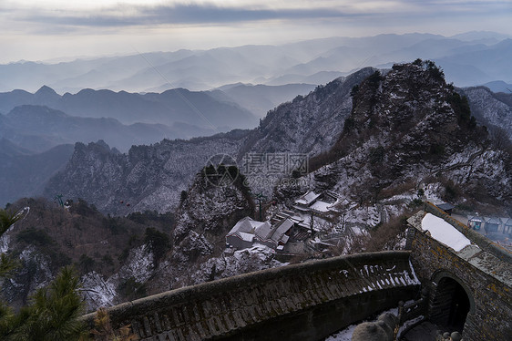 湖北武当山冬日山峦雪景图片