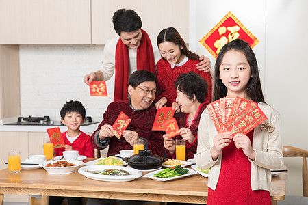 一家人新年团圆饭发红包图片