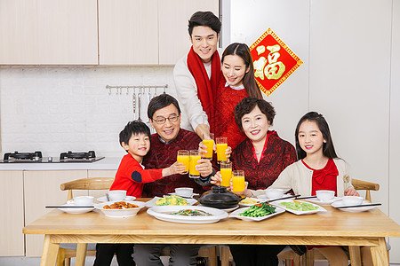 团圆饭一家人新年年夜饭举杯背景