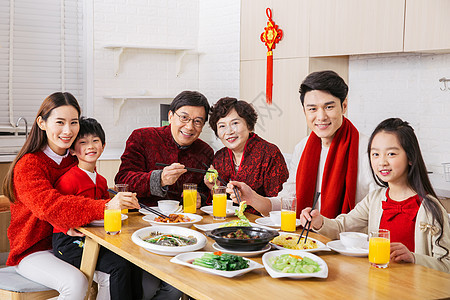 一家人新年吃年夜饭夹菜背景图片