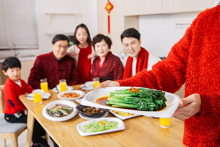 一家人新年吃年夜饭图片