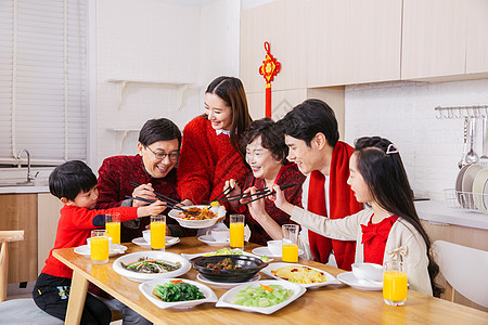 家庭聚会一家人新年吃年夜饭夹菜背景