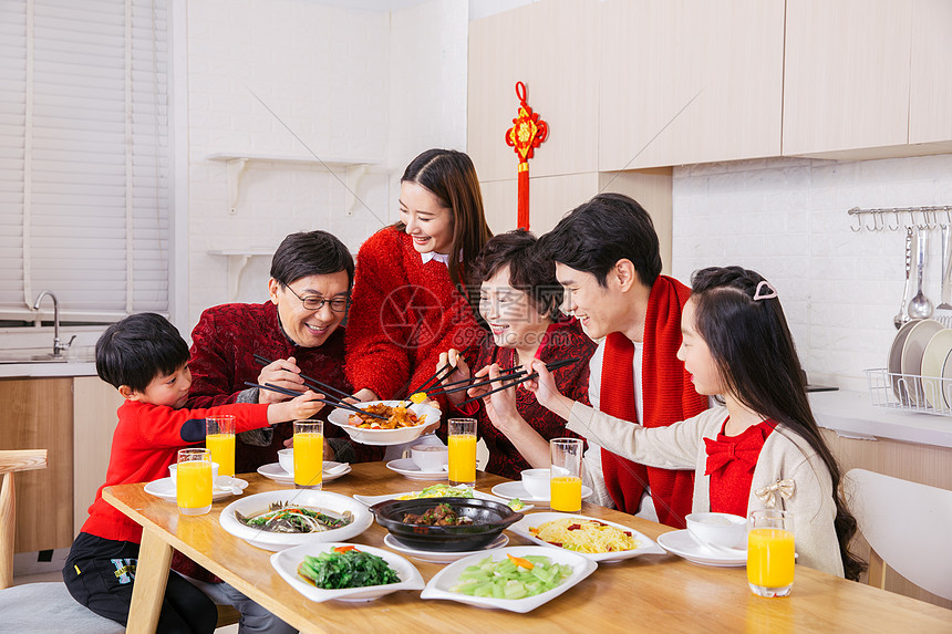 一家人新年吃年夜饭夹菜图片