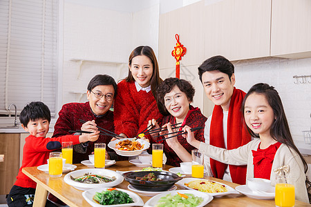 一家人新年吃年夜饭夹菜图片