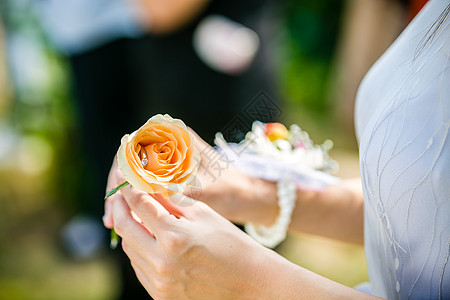 婚礼中拿着玫瑰花得手图片