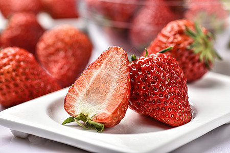 草莓切开草莓高清图片