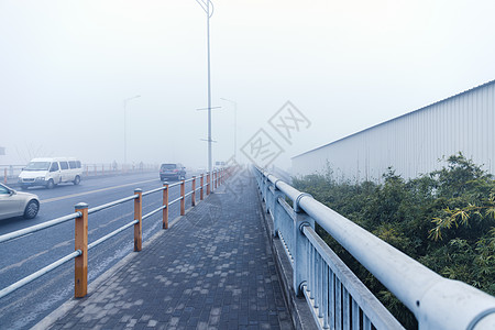 下雨马路大雾天气下的桥背景